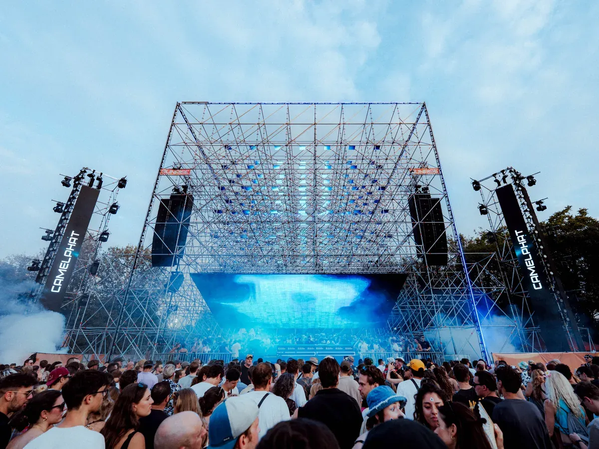 Sunrise Stage by day: Layher lattice structure reading as a monument, Isle of Summer Vienna 2026